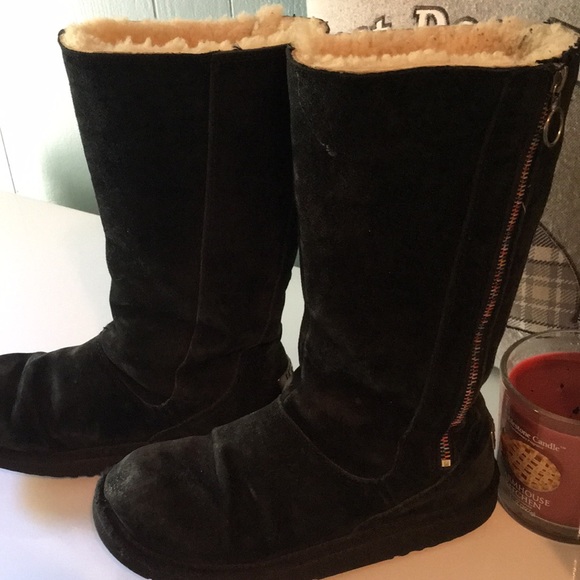 Zip up black uggs - Picture 3 of 4